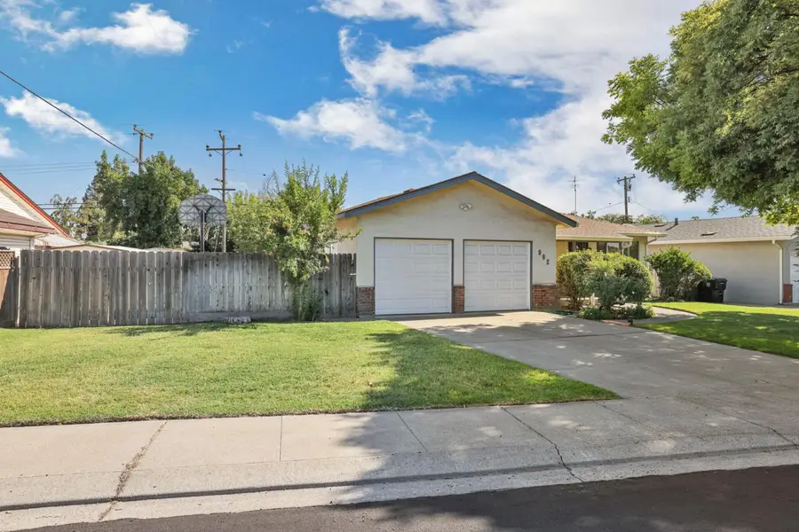 992 E Alameda Street, Manteca, CA 95336 - #2