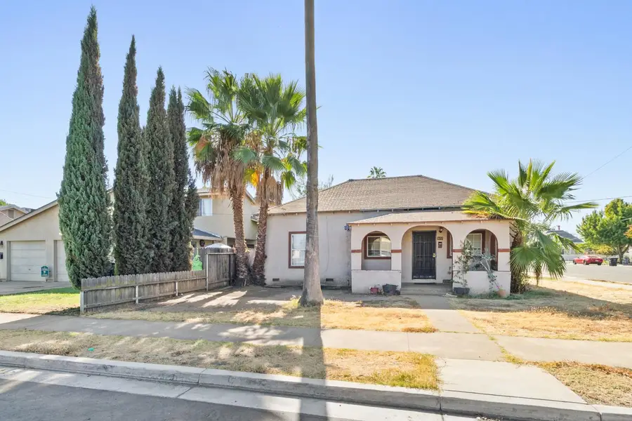 402 S 3rd Avenue, Oakdale, CA 95361 - #2
