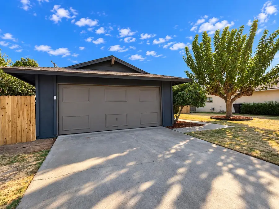 1565 Lark Street, Hanford, CA 93230 - #2