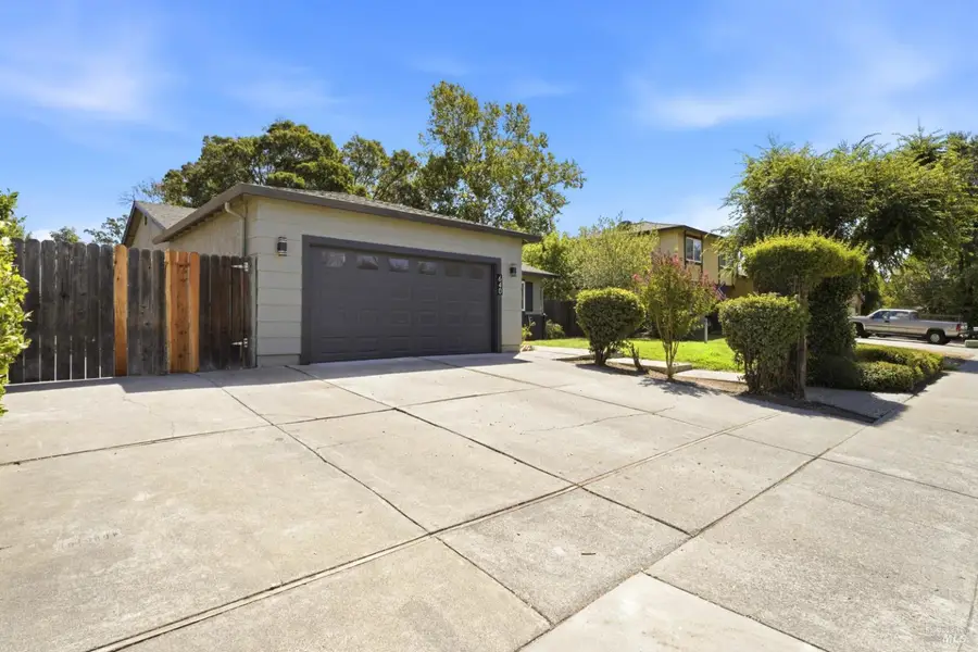 640 E Creekside Circle, Dixon, CA 95620 - #2