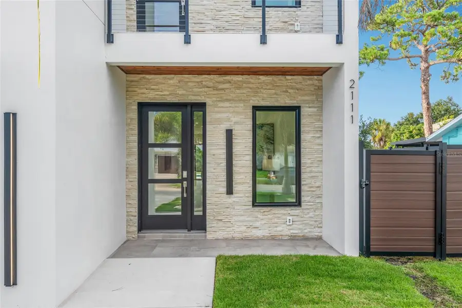 2111 Hawthorne Street, Sarasota, FL 34239 - Image #2