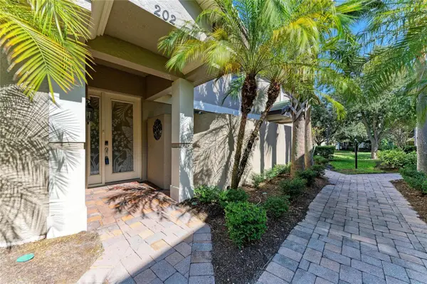 6560 Moorings Point Circle #202, LAKEWOOD RANCH, FL 34202