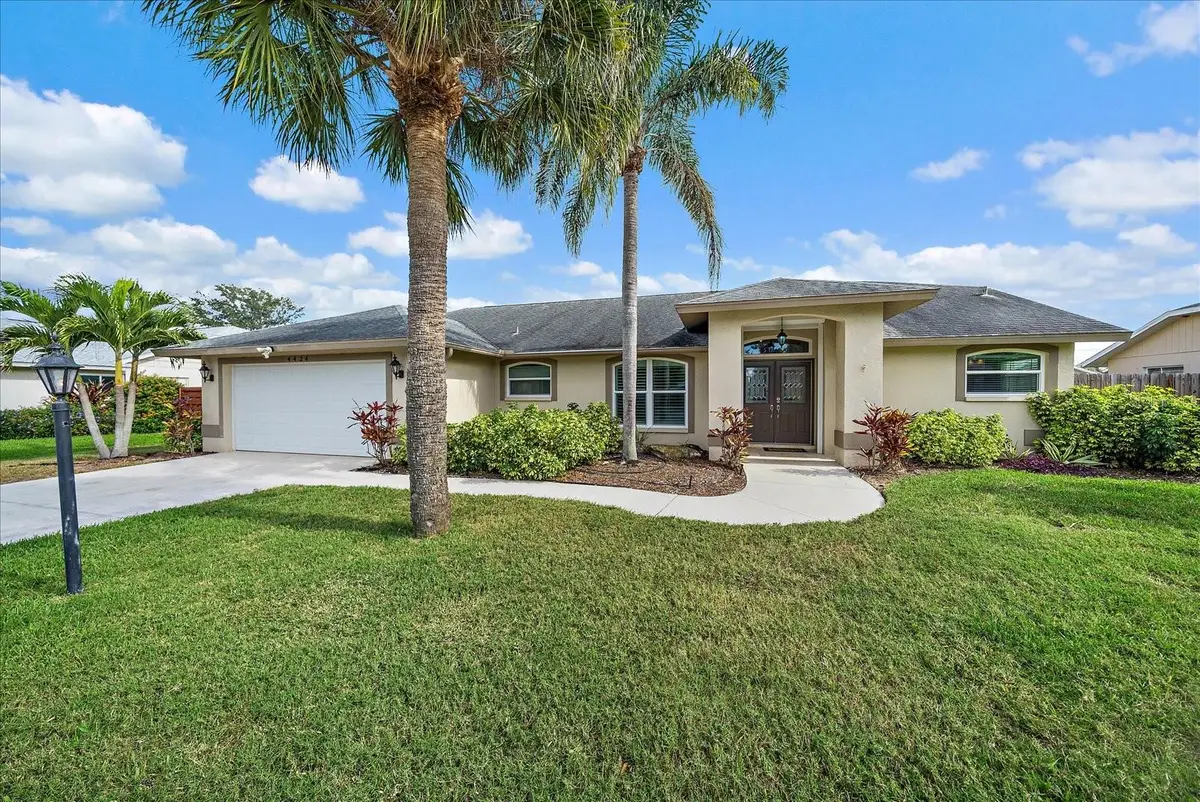 4424 Diamond Circle W, Sarasota, FL 34233 - Image #1