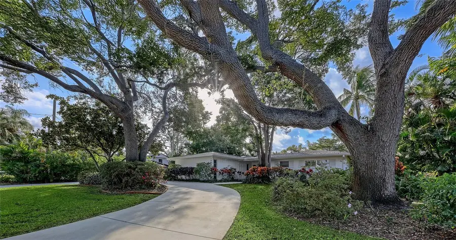 1672 Shoreland Drive, Sarasota, FL 34239 - Image #2