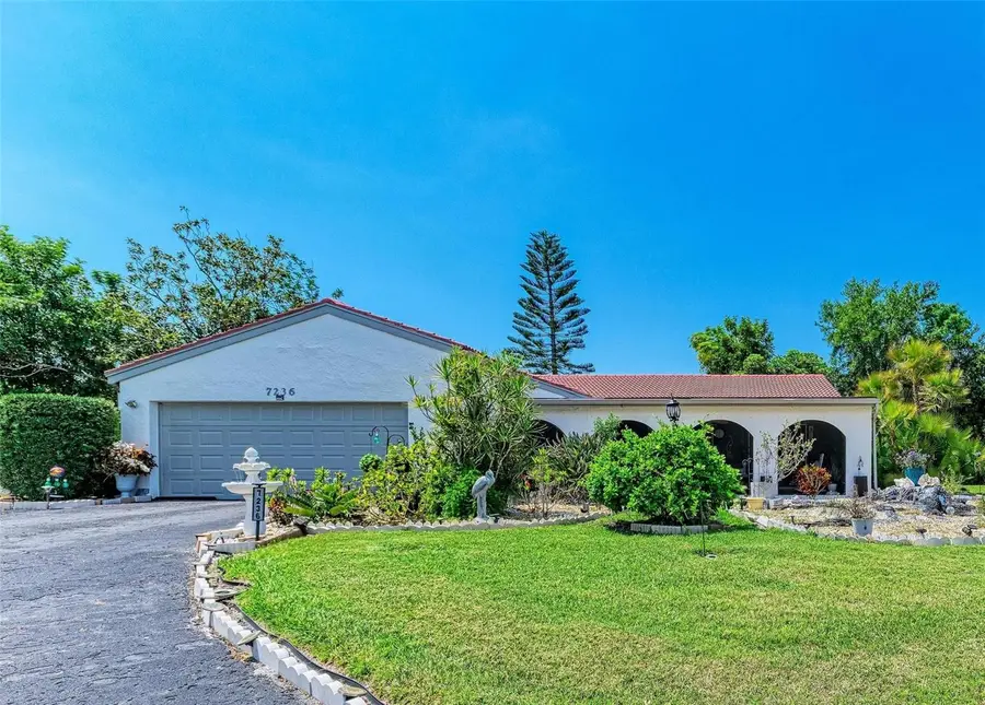 7236 Las Casas Dr, Sarasota, FL 34243 - #3