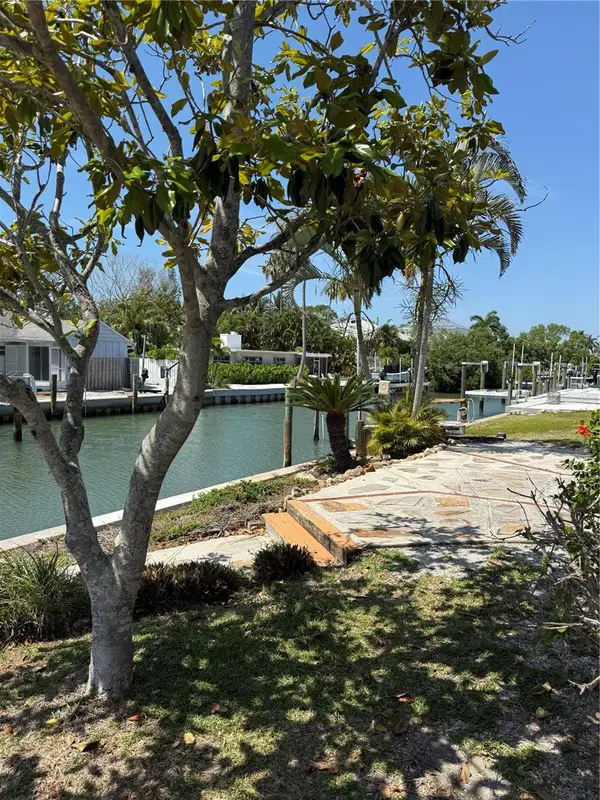 541 De Narvaez Drive, LONGBOAT KEY, FL 34228
