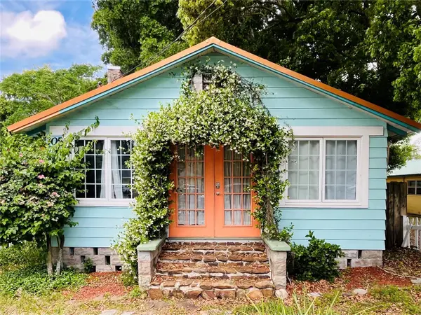 305 S Highland Street, MOUNT DORA, FL 32757