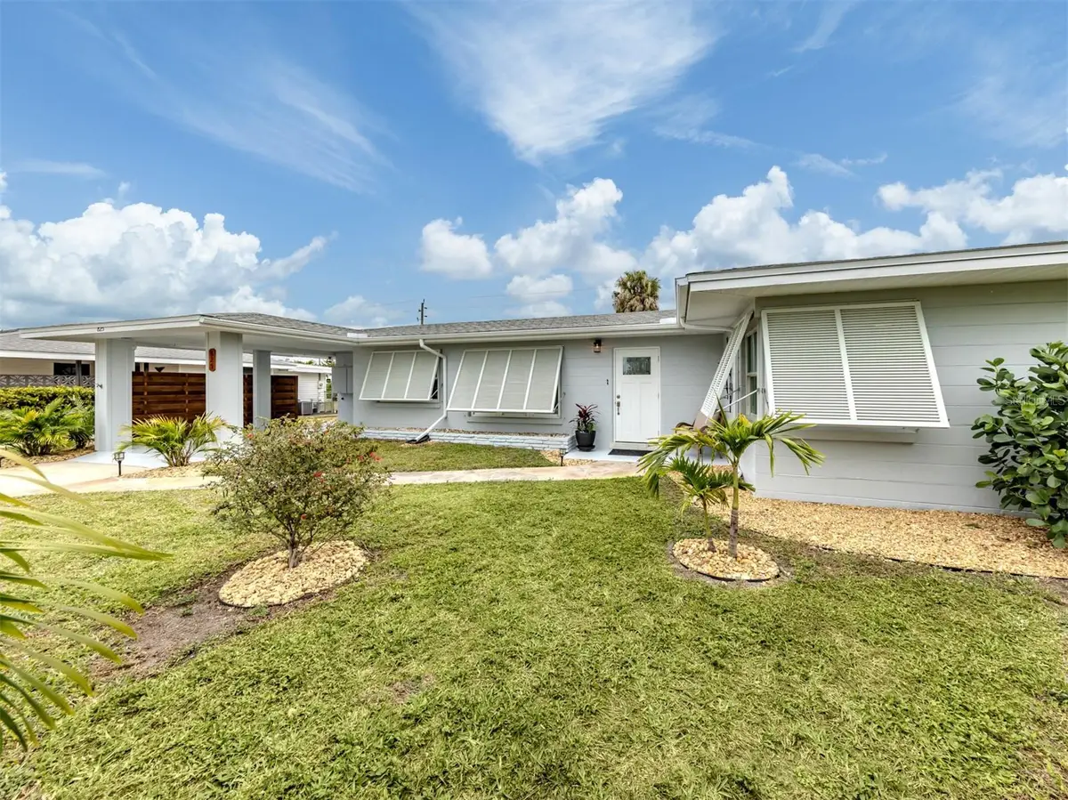 825 Nokomis Avenue S, Venice, FL 34285 - Image #1