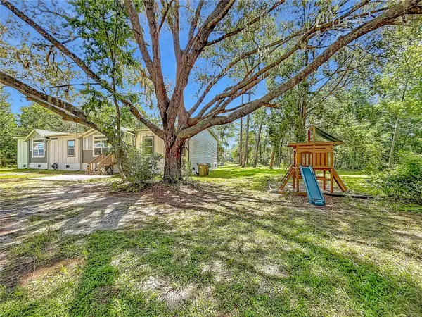 41945 Pine Valley Drive, PAISLEY, FL 32767