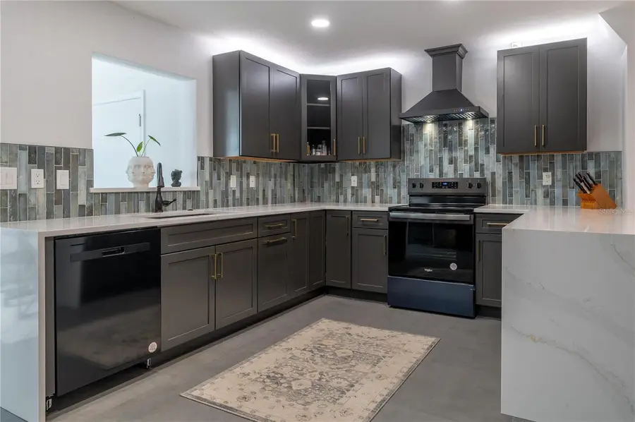 1097 Eden Isle Boulevard Ne #3, Saint Petersburg, FL 33704 - Image #2