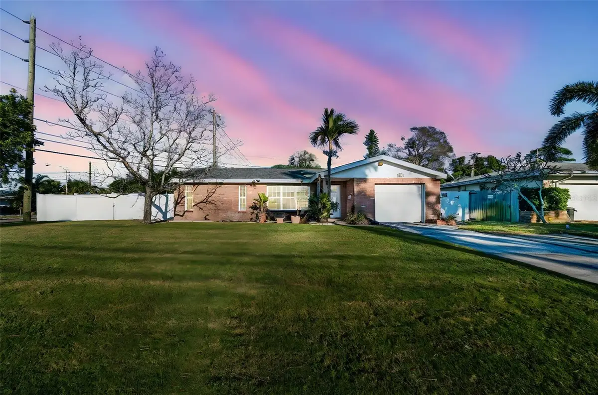 1200 Robin Road S, Saint Petersburg, FL 33707 - Image #1