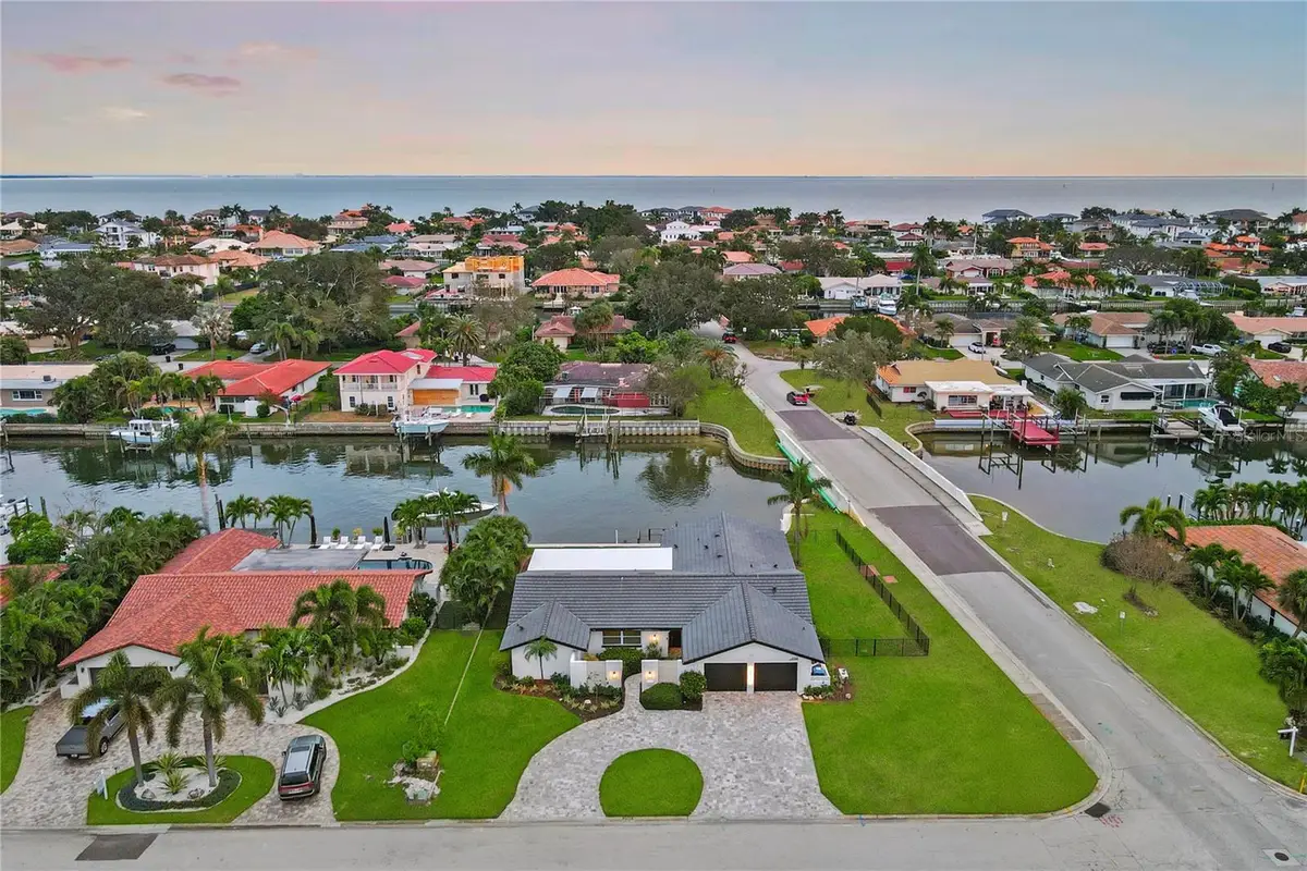 2000 Kansas Avenue Ne, Saint Petersburg, FL 33703 - Image #1