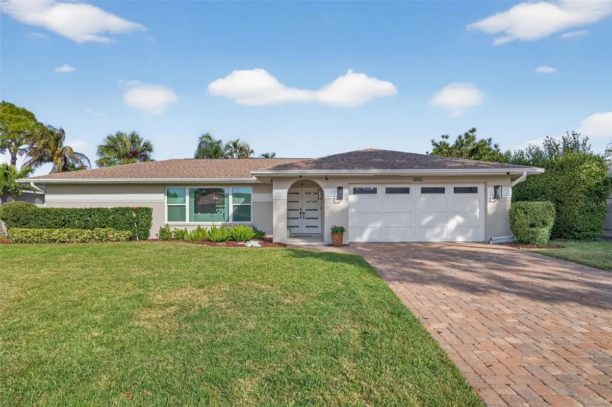 2043 Tanglewood Way Ne, Saint Petersburg, FL 33702 - Image #1