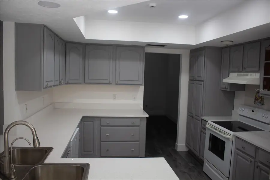 15715 Almondwood Drive, Tampa, FL 33613 - Image #2