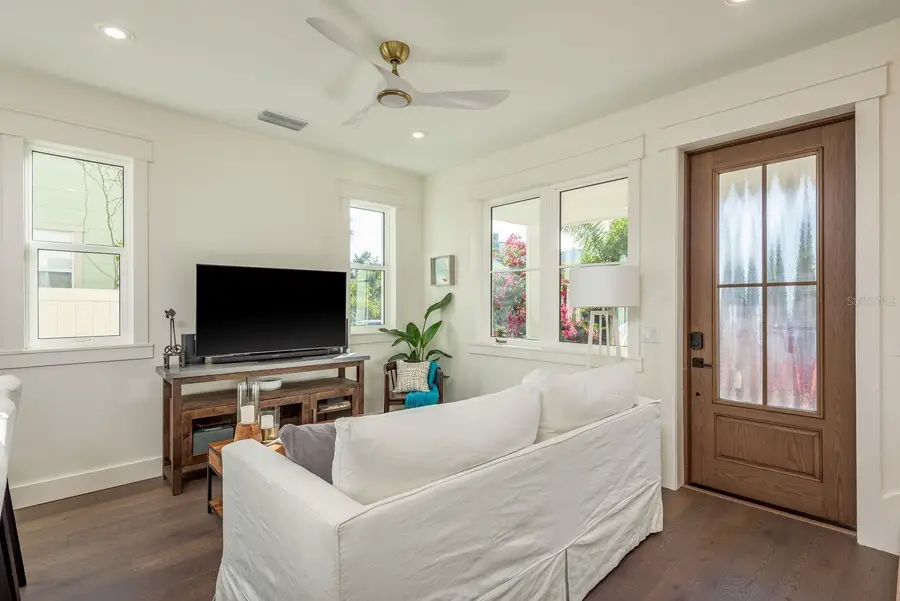 927 6th Street N, Saint Petersburg, FL 33701 - #3