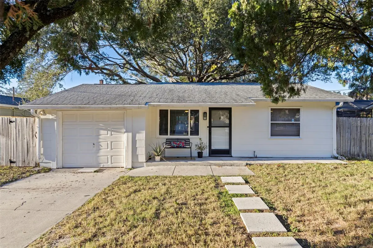 129 NW Lincoln Circle N, Saint Petersburg, FL 33702 - Image #1