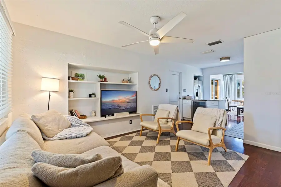 129 NW Lincoln Circle N, Saint Petersburg, FL 33702 - Image #2