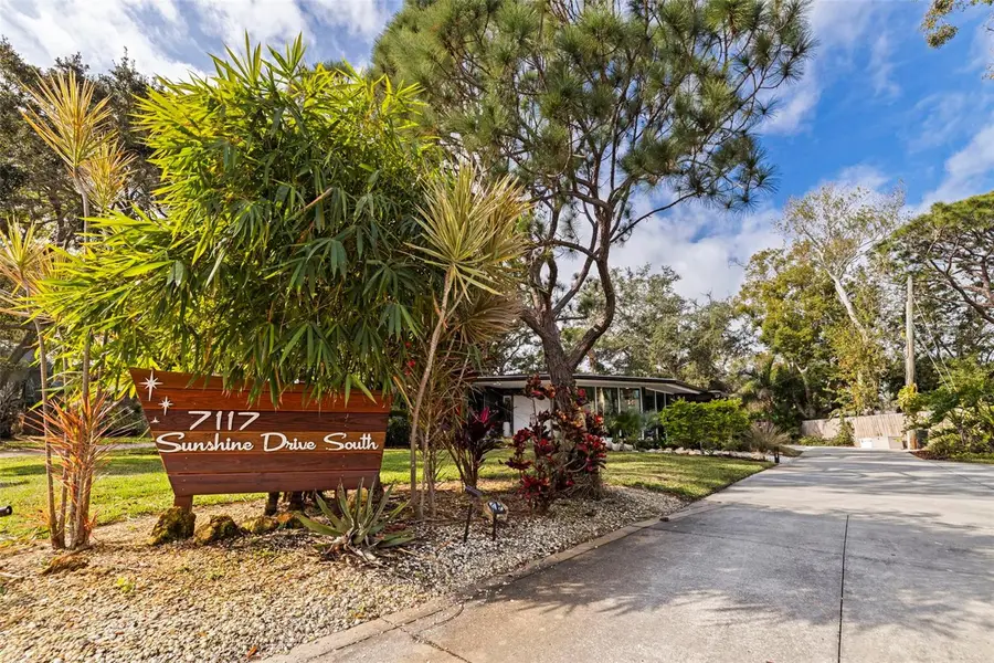 7117 Sunshine Drive S, Saint Petersburg, FL 33705 - Image #2