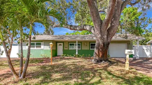 7454 Locust Street Ne, ST PETERSBURG, FL 33702