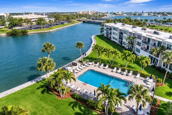 7405 Bay Island Drive S #121, SOUTH PASADENA, FL 33707