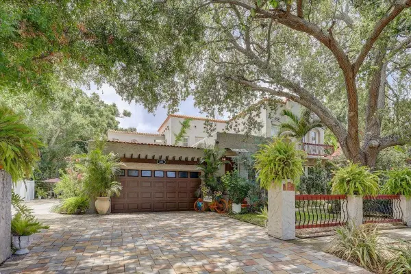 325 49th Street N, ST PETERSBURG, FL 33710