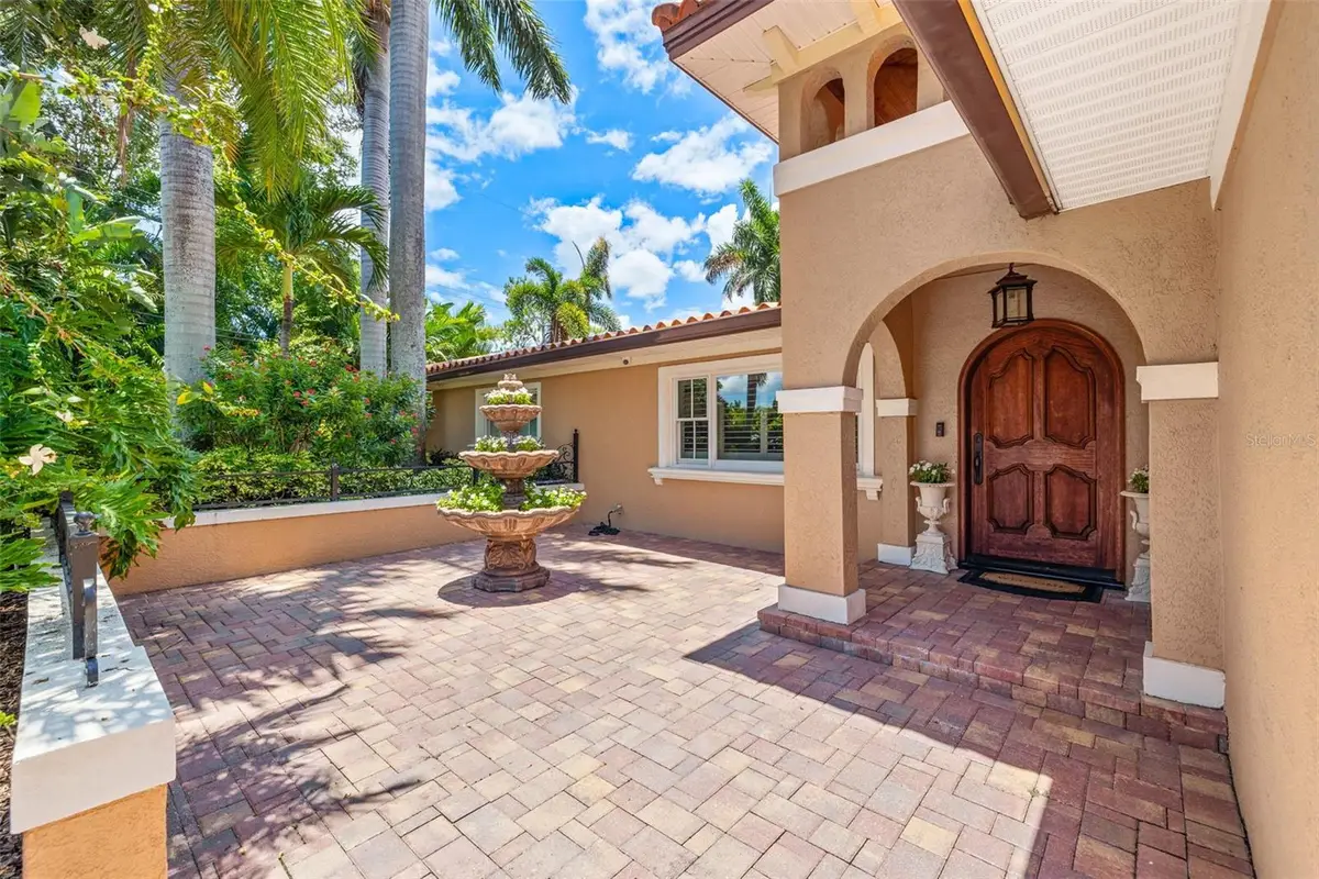 1124 Seville Lane Ne, Saint Petersburg, FL 33704 - #1