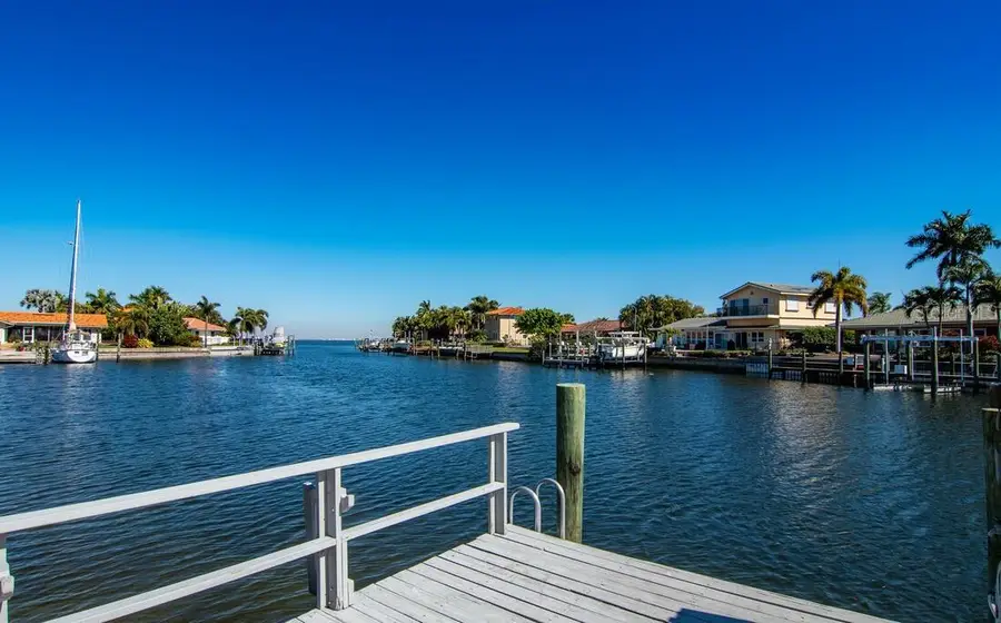 2096 Massachusetts Avenue Ne, Saint Petersburg, FL 33703 - #2