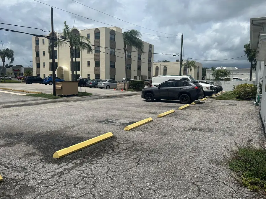 300 35th Avenue N #F8, Saint Petersburg, FL 33704 - #3