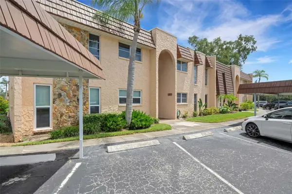 121 Aspen Circle #121, SEMINOLE, FL 33777