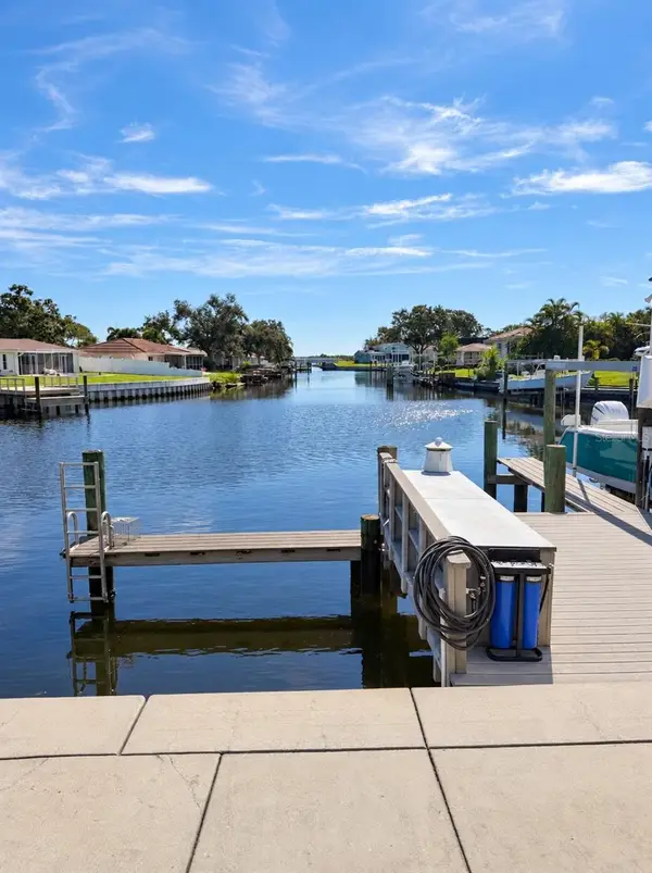 1894 Tanglewood Drive Ne, ST PETERSBURG, FL 33702
