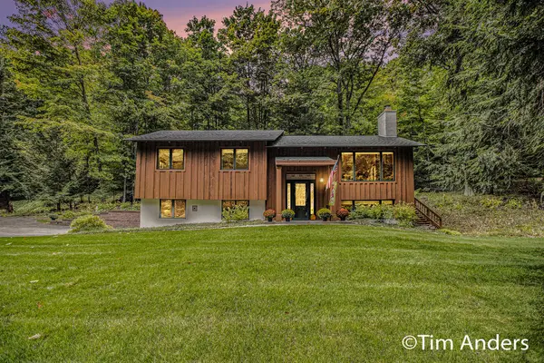 4039 E Oxford Drive, Leland, MI 49654