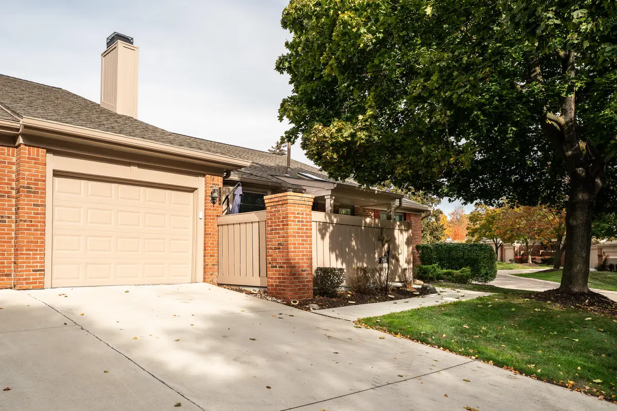 7156 Sturnbridge #90, West Bloomfield, MI 48322 - Image #1