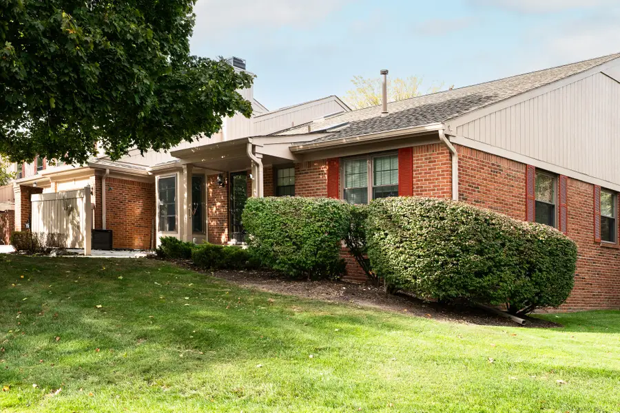 7156 Sturnbridge #90, West Bloomfield, MI 48322 - Image #2