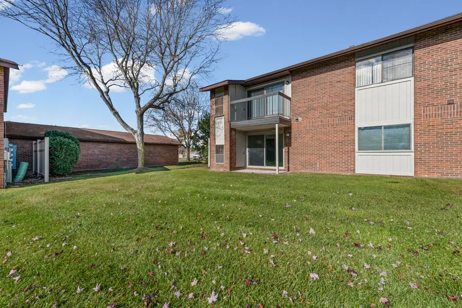 33735 Pondview Circle #164, Livonia, MI 48152 - Image #2