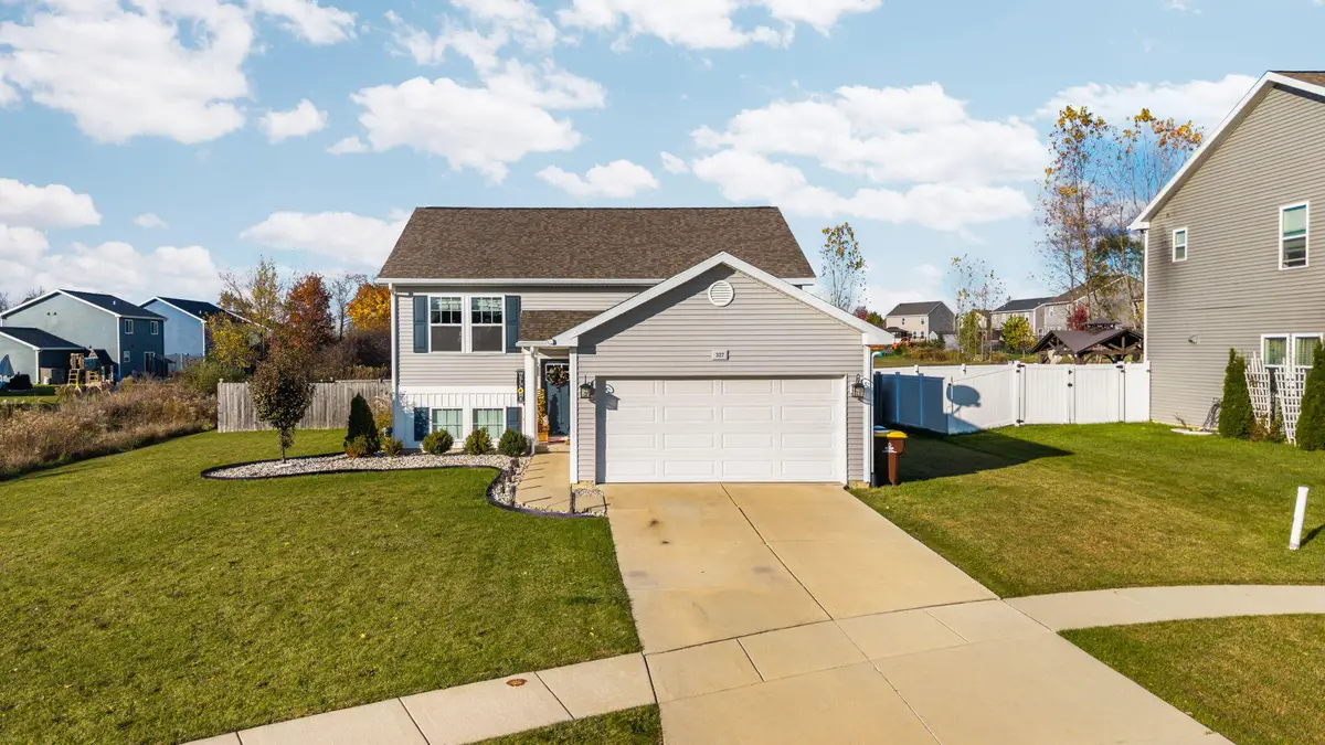 327 Keenen Ct, Howell, MI 48855 - Image #1