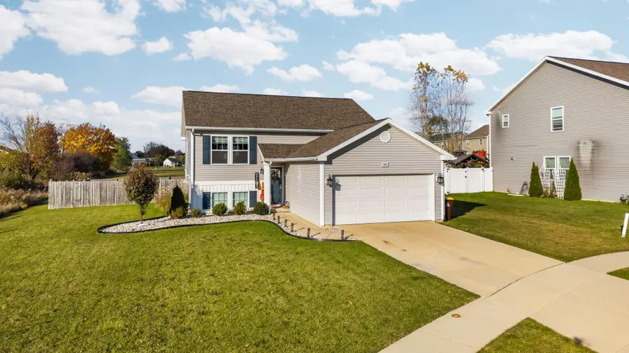 327 Keenen Ct, Howell, MI 48855 - Image #2