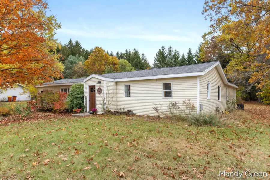 10551 W Harlow Road, Greenville, MI 48838 - Image #2