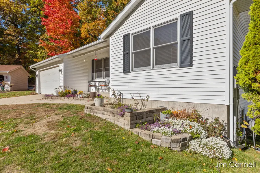 347 Duke Of York Court Nw, Comstock Park, MI 49321 - Image #2