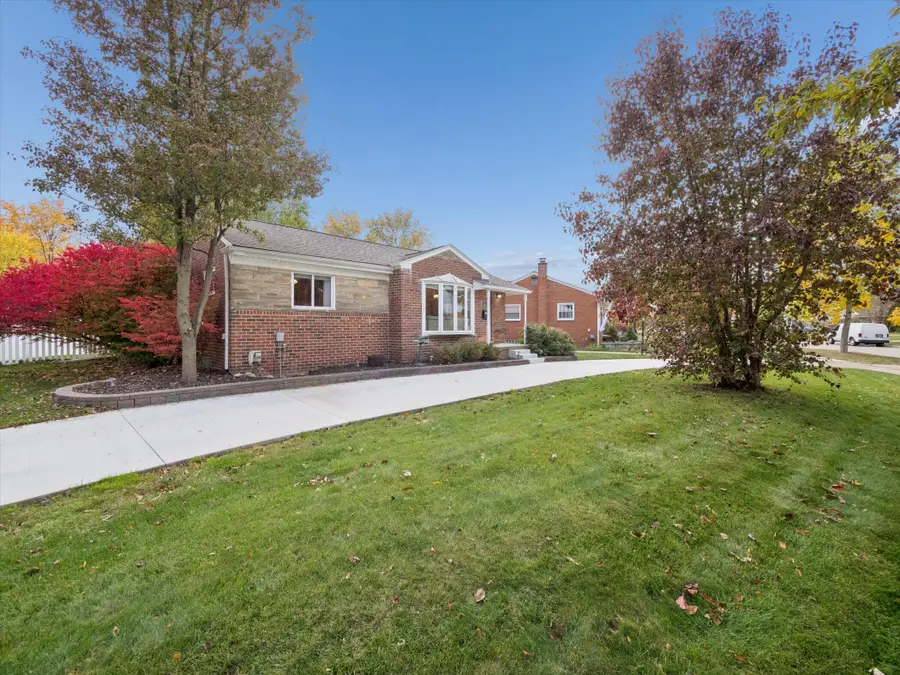 28035 N Clements Circle, Livonia, MI 48150 - Image #3