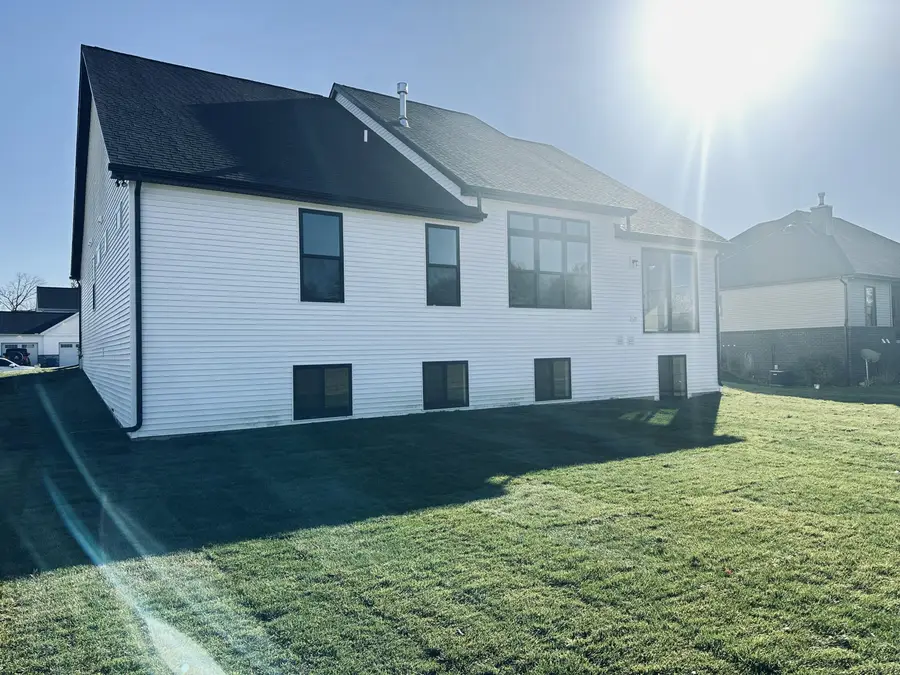 16420 Sleepy Hollow Drive, Fenton, MI 48430 - Image #2