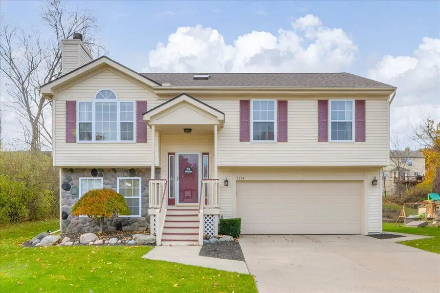 5754 Lockwood Drive, Waterford, MI 48329 - Image #2