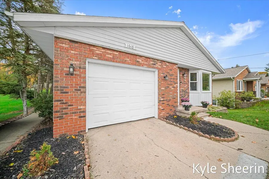 1618 Waldorf Street Nw, Grand Rapids, MI 49544 - Image #2