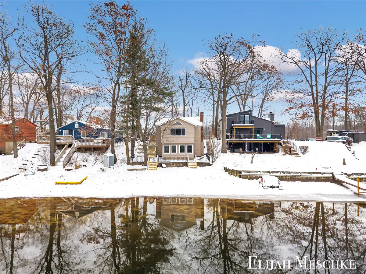 10463 Poplar Drive Ne, Rockford, MI 49341 - Image #1