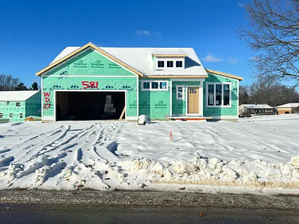 581 Waterford Village Drive Nw, Grand Rapids, MI 49534