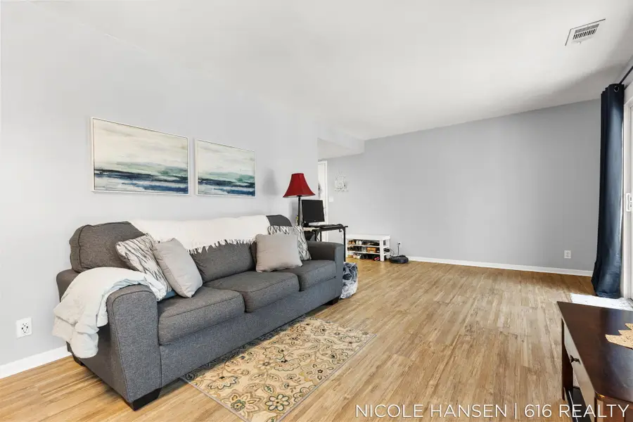 2581 Ridgecroft Drive Se #302, Grand Rapids, MI 49546 - Image #3