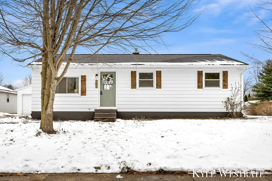 301 Donna Drive Se, Lowell, MI 49331 - Image #2
