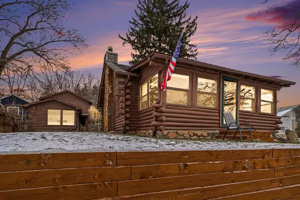 146 W Crooked Lake Drive W, Kalamazoo, MI 49009