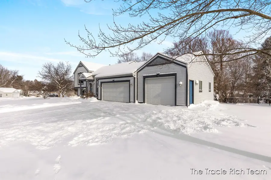 831 Scott Woods Drive Ne, Comstock Park, MI 49321 - Image #2