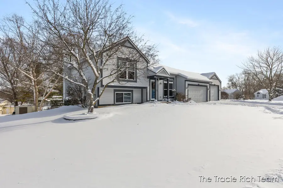 831 Scott Woods Drive Ne, Comstock Park, MI 49321 - Image #3