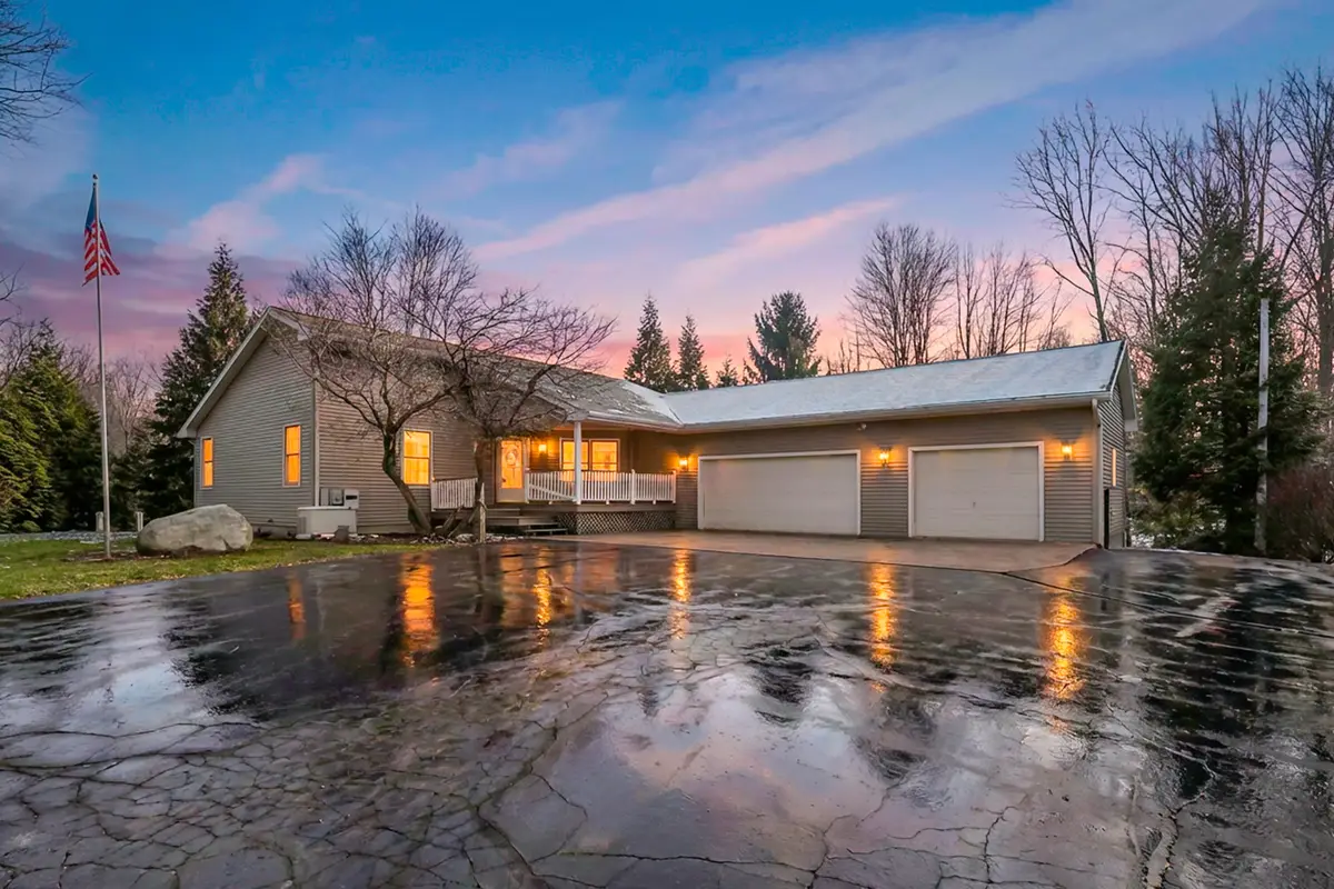 10816 E Xy Avenue, Vicksburg, MI 49097 - #1